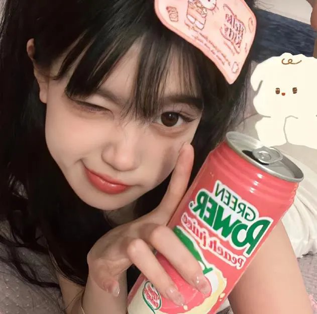 举杯畅饮的姐姐们